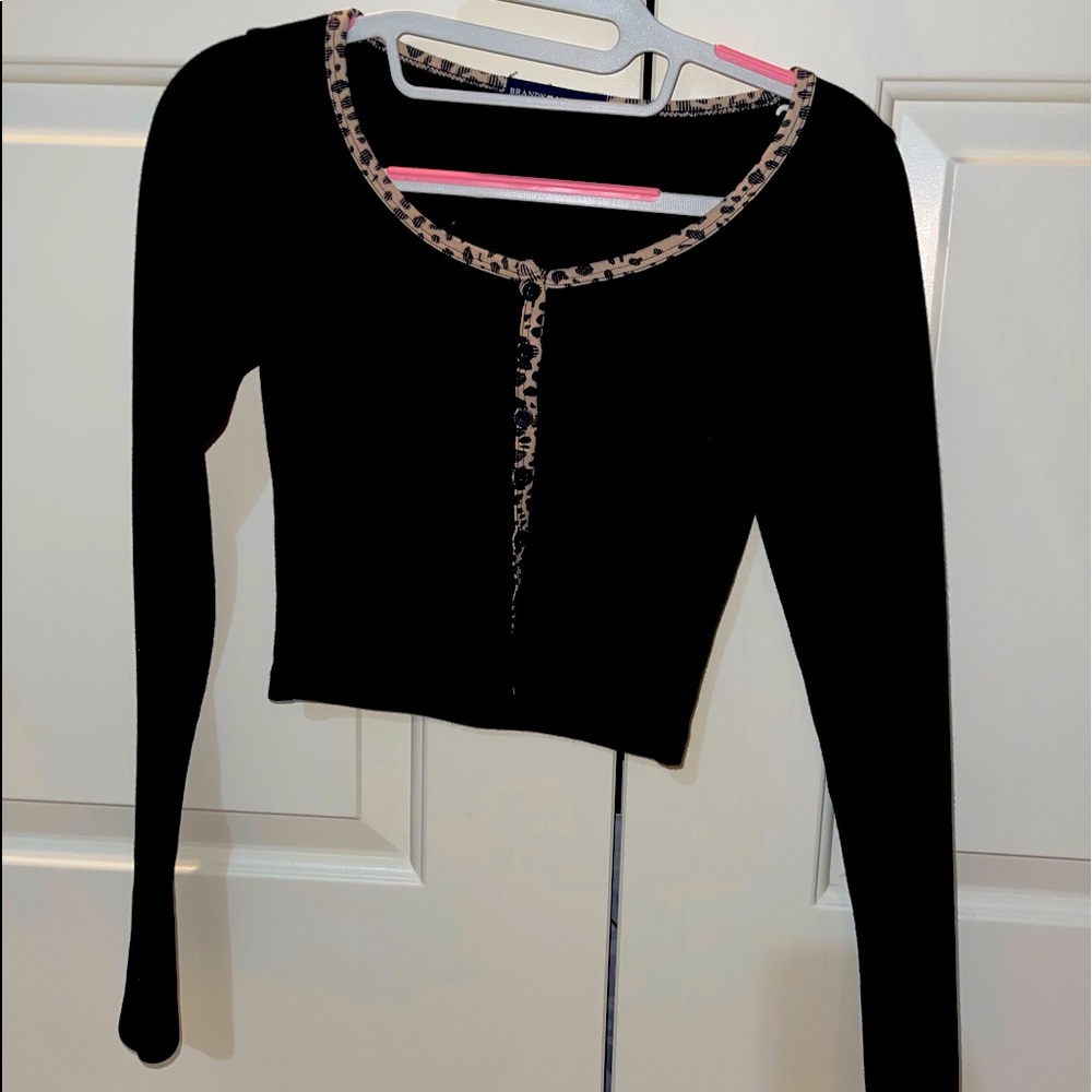 BRANDY MELVILLE BLACK CROP TOP WITH CHEETAH PRINT